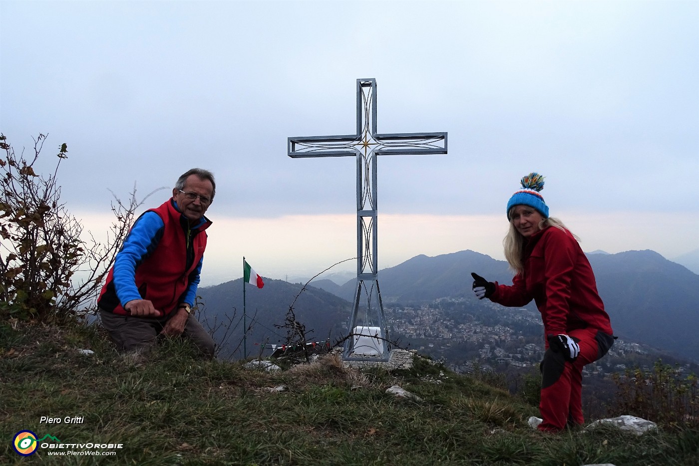 05 Alla nuova croce di vetta della Cornagera.JPG